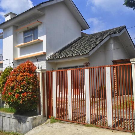 Dallil Putra Villa Lembang Exterior foto