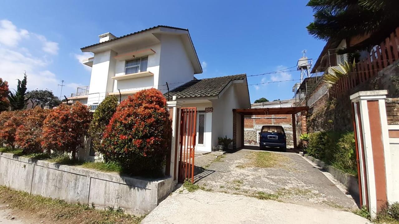 Dallil Putra Villa Lembang Exterior foto